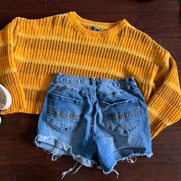 🦄 4/$40 Basic Cropped Mustard Yellow Sweater - Picture 4 of 6